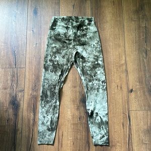 Women’s size 10 lululemon align high rise legging 28” inseam.
